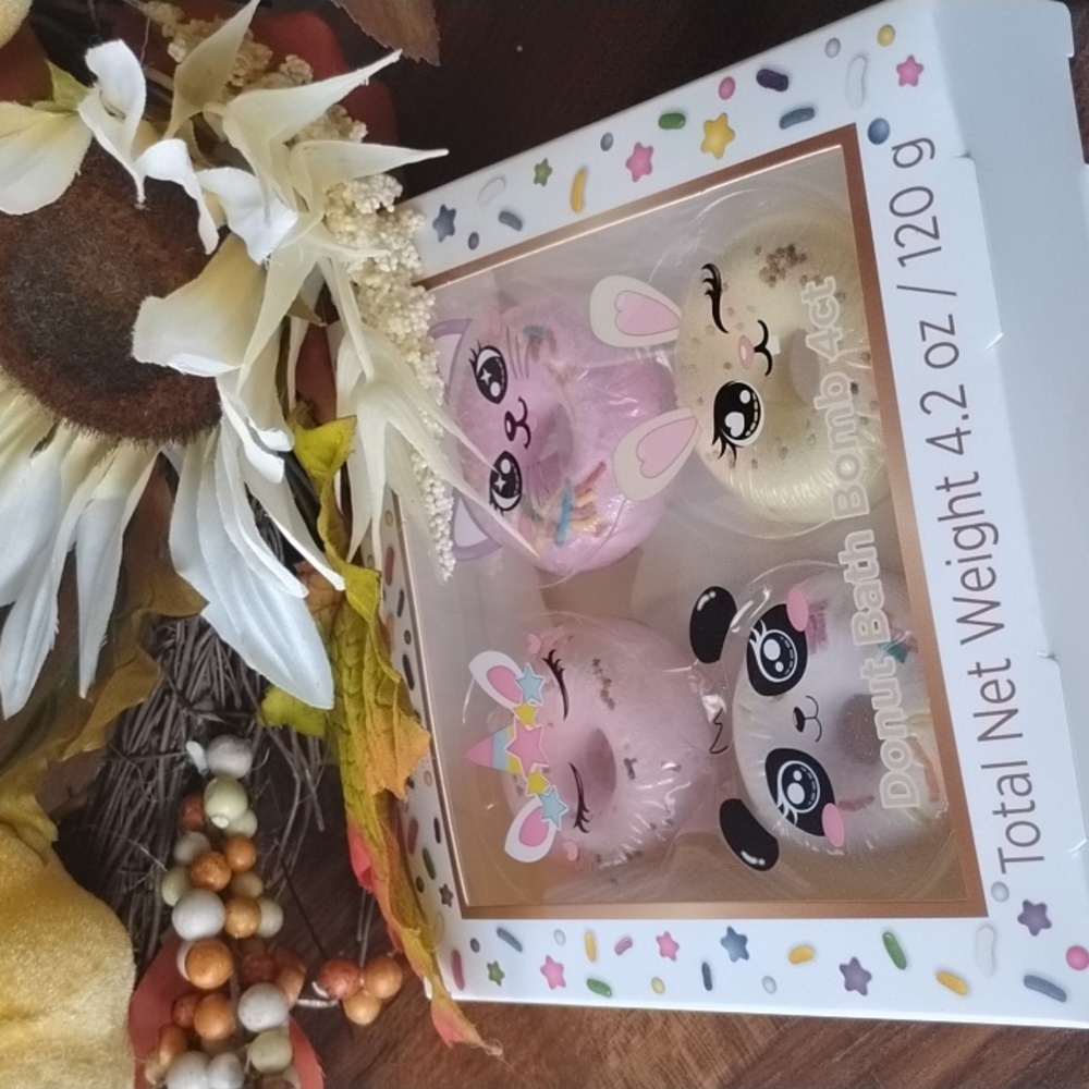 Bath Bomb 4 ct Plus hair ties by Claire